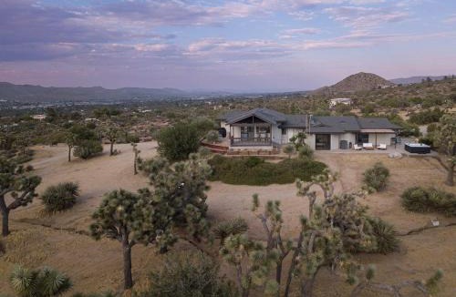 Yucca Valley House | Modern Mosaics- Joshua Tree Chef Home On Hill Spa