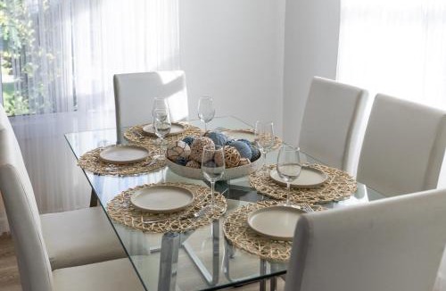 Burbank House | Modern Oasis with Pool & Jacuzzi near Universal Studios