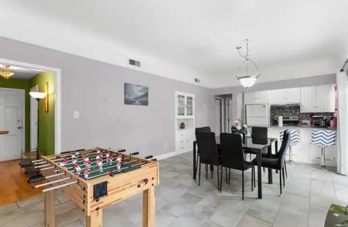 Burbank House | Modern Ping-Pong 4BD Sleeps 12 at Rose Garden
