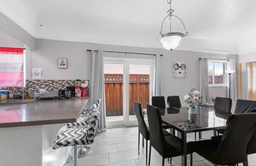 Burbank House | Modern Ping-Pong 4BD Sleeps 12 at Rose Garden