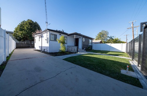 Van Nuys House | Modern & Private Los Angeles Gem | Family Friendly