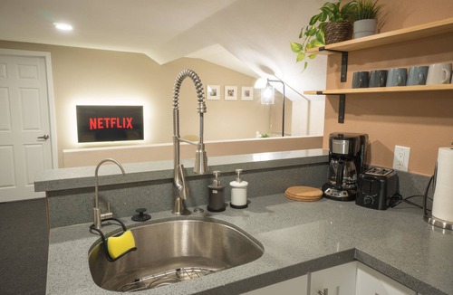 East Pasadena House | Modern Private Unit - Mins away from Everything in Pasadena!