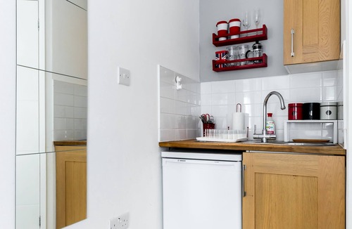 Childs Hill Apartment | Modern, quiet, private studio, close to city centre and metro station
