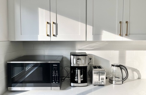 Arcadia House | Modern Remodeled 3B3B Townhouse, Pet Friendly, Central Location, Private Baths