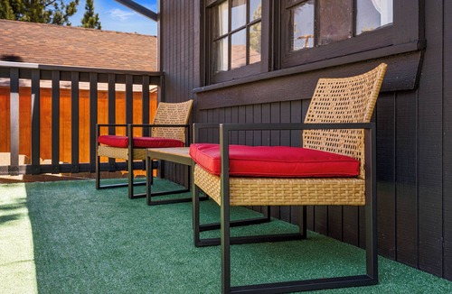 Woodlands Cabin | Modern Retreat - Hiking Trails, Mini-Golf & Views
