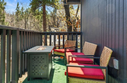 Woodlands Cabin | Modern Retreat - Hiking Trails, Mini-Golf & Views