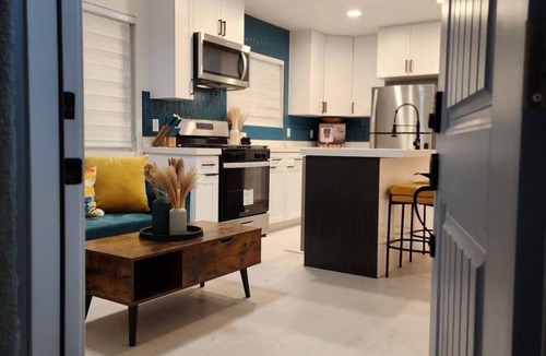 Riverside House | Modern retreat near schools CBU - UCR and hospitals Kaiser - Parkview