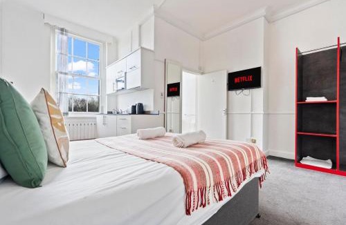 Dudley Apartment | Modern Self-Contained Studio in Dudley with Parking close to Town Centre