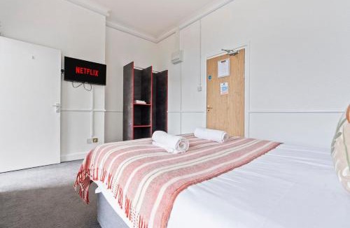 Dudley Apartment | Modern Self-Contained Studio in Dudley with Parking close to Town Centre
