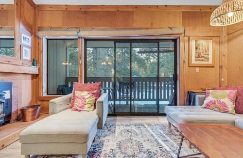 Bear Valley Apartment | Modern & Sleek Condo - Creekside #110