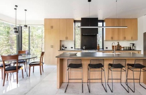 North Wawona Cabin | Modern Sophistication Bathed in Natural Light
