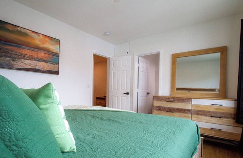 South Wrigley Apartment | Modern+Spacious Apt w/ Parking Garage