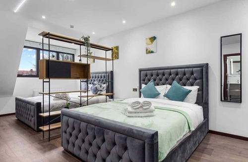 Golders Green Apartment | Modern Spacious Suite Sleeps 4 in Central London