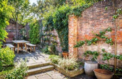 Chichester House | Modern, Spacious Town House Located in Central Chichester and Sleeping 10 - Dogs very welcome!