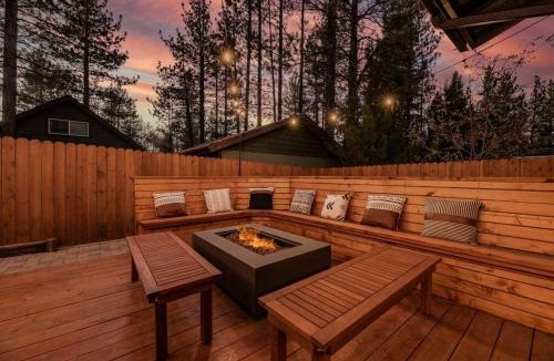 Big Bear City House | Modern Split Level Cabin -Hot Tub & Game Room