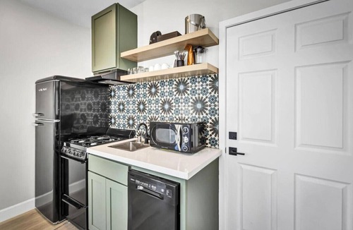 Vista Apartment | Modern Stay | Legoland, Beaches & Coastal Eats!