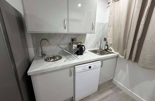 Epsom Condo | Modern Studio Close to London, EV Charger