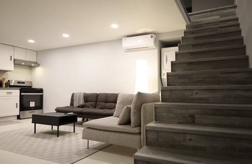 Old Town Apartment | Modern Studio Duplex -15 min to Beach