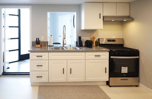 Old Town Apartment | Modern Studio Duplex -15 min to Beach