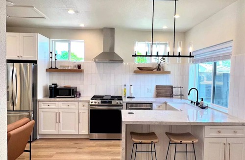 North Hills West House | Modern Studio- Entire place to yourself! Full Kitchen/Washer/Dryer/500mbs WIFI