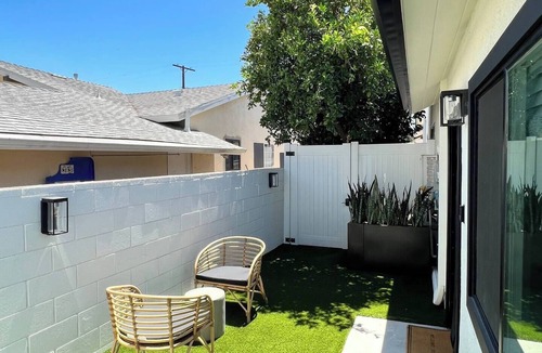 North Hills West House | Modern Studio- Entire place to yourself! Full Kitchen/Washer/Dryer/500mbs WIFI