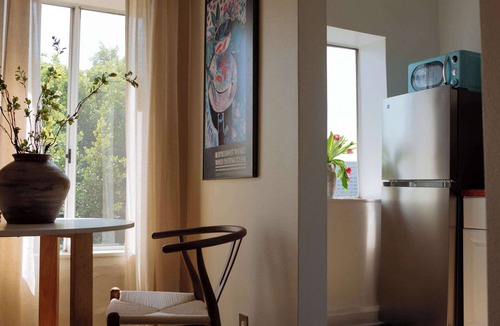 Beachwood Canyon Apartment | Modern Studio in Beachwood Canyon