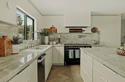 Windsor Square House | Modern Stunning Main & Guest house in Hancock Park