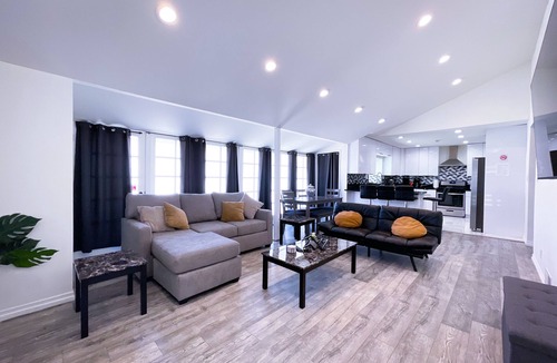 Winnetka House | Modern Style 4-Bedroom Home with Jacuzzi