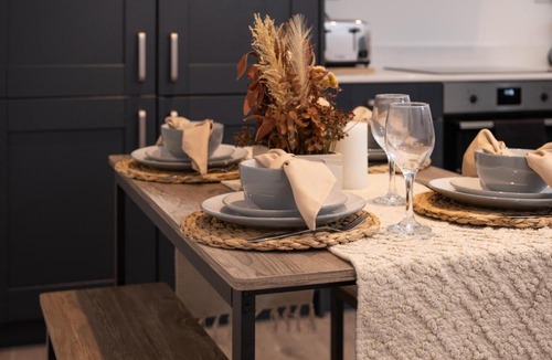 North Finchley Apartment | Modern, Stylish, cosy, Finchley London 3 Bed 2 bath Apartment with Free Parking