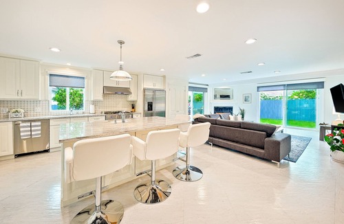 Olde Carlsbad House | Modern Tamarack Cottage Beautiful Beach Getaway, Water Views, Walk to Ocean + Dining