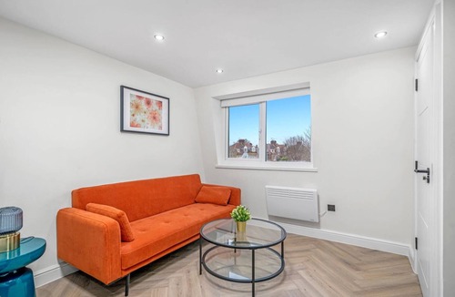 West Putney Apartment | Modern Top Floor Studio in Putney SW15 | Sleeps 3