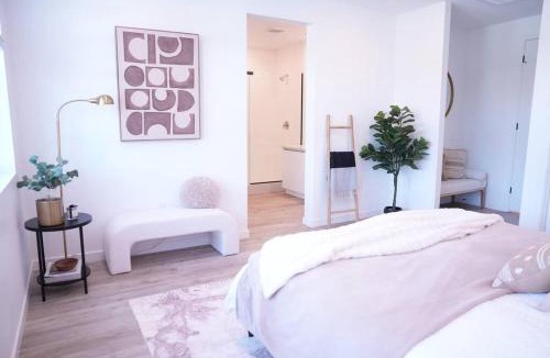 Ventura Apartment | Modern Townhouse with Mountain View near Ventura Beach