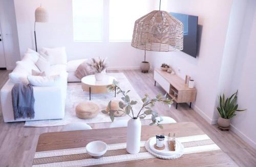 Ventura Apartment | Modern Townhouse with Mountain View near Ventura Beach