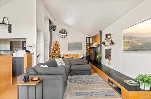 Arrowhead Villas House | Modern Treetop Cabin by Lake Arrowhead Village