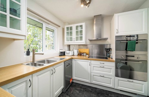 South Bermondsey Apartment | Modern two bedroom flat with parking