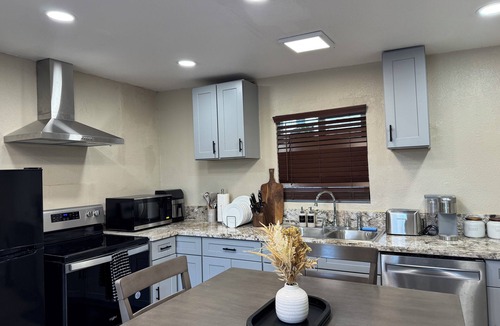 Hanford Apartment | Modern Unit with King Bed in Hanford