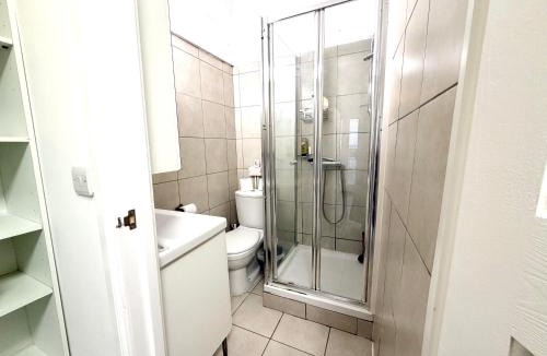 Westminster Apartment | Modern Victoria Studio en-suite , Private Bath & Kitchenette, walk to Big Ben & Buckingham palace