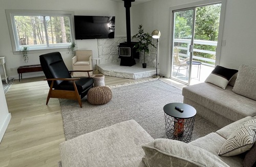 Groveland House | Modern Yosemite Lakehouse w/ Spa Pool Private Dock 3 King Beds Luxury Bedding