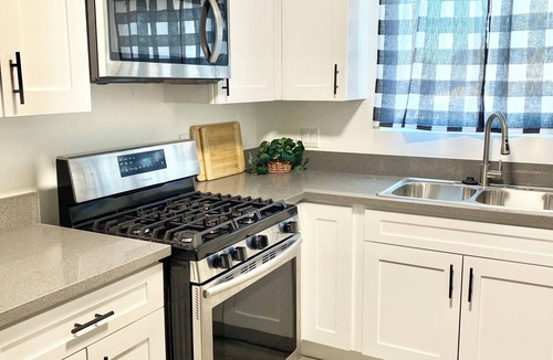 Mojave House | Mojave Desert 3/bed2/bath 2 King size beds full house with WiFi & street parking