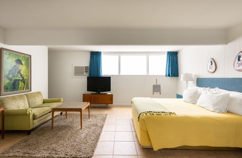 Desert Park Estates Hotel | Monkey Tree Hotel 2 by AvantStay | Stylish Hotel in Palm Springs w/Pool!