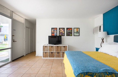 Desert Park Estates Hotel | Monkey Tree Hotel 6 by AvantStay | Stylish Hotel in Palm Springs w/Pool!