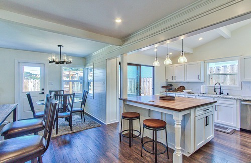 Del Rey Oaks House | Monterey Bay Home Near Pebble Beach & Carmel with Putting Green & AC 3Bed 2 Bath