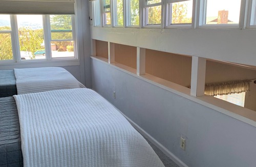 Mescal Corridor NW House | Monterey Peninsula Area Seaside Guest House