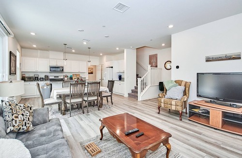Upland Condo | Month~2022 Built~Bedrooms Upstairs~Walk 2 Mall~讲中文