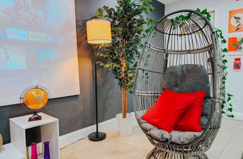 Center City Apartment | Moon/3 King Beds/2 Free Driveway Parking