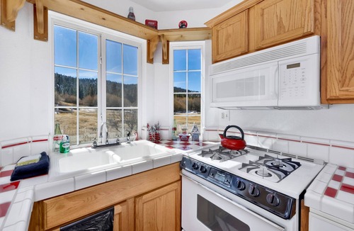 Moonridge Cabin | Moonridge Golf & Sunset Views | Packed Chalet