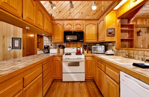Summit Estates Cabin | Moose Creek Ski Haus Chalet w/Hot Tub + Pool Table