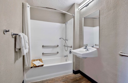 Northeast Anaheim Hotel | Motel 6 Anaheim, CA - Fullerton East