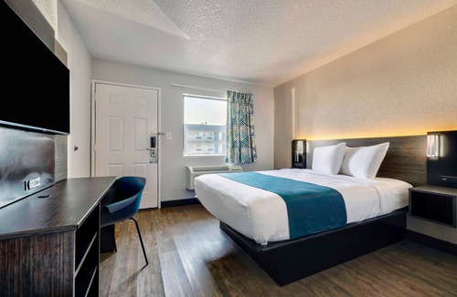 Northeast Anaheim Hotel | Motel 6 Anaheim, CA - Fullerton East