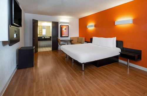 Anaheim Resort Hotel | Motel 6 Anaheim Maingate
